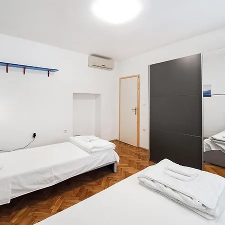 Апартаменты Cozy In With Wifi *