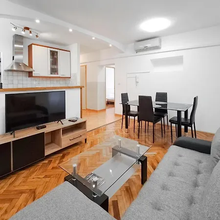 Апартаменты Cozy In With Wifi *